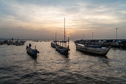 Accra;-Ghana;-Jamestown;-fishing-harbour;-Jamestown-harbour;-pirogue;-wooden-fishing-boat;-fishing-canoe;-painted-names;-colourful;-sunrise;-artisanal-fishing;-fishing-community;-Gulf-of-Guinea;-West-Africa;-historic-district;-tradition;-documentary-photography;-Kaleidos;-Kaleidos-images;-La-parole-à-limage;-Stories-Pictures;-Tarek-Charara